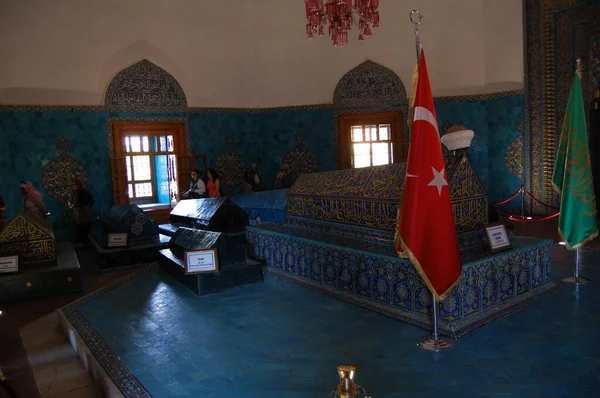 Türkiye 'nin başlıca yerleri ve eserleri. Bursa, Osmanlı İmparatorluğu 'nun ilk başkenti. Murat II anıt mezarı