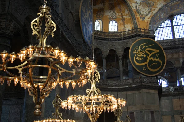 Türkiye 'deki İstanbul' un ana mekan ve eserlerine bir bak. Santa Sofia Müzesi (Ayasofya) veya Hagyasofya. Tavandaki eski resimler..