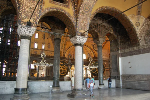 Türkiye 'deki İstanbul' un ana mekan ve eserlerine bir bak. Santa Sofia Müzesi (Ayasofya) veya Hagyasofya. Tavandaki eski resimler.. 
