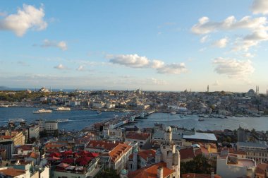 Galata kulesinden İstanbul (Türkiye) panoramik manzarası. Altın Boynuz. Gün batımı