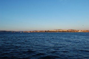 İstanbul (Türkiye). Boğaz 'da gece gezisi. Altın Boynuz. Gün doğumu.