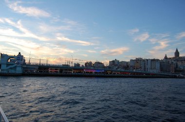 İstanbul (Türkiye). Boğaz 'da gece gezisi. Altın Boynuz. Aydınlatılmış Galata Köprüsü. Gün doğumu