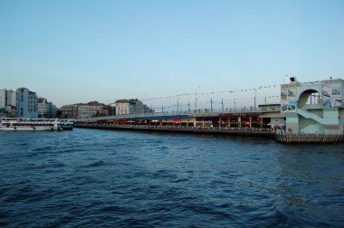 İstanbul (Türkiye). Boğaz 'da gece gezisi. Altın Boynuz. Aydınlatılmış Galata Köprüsü. Gün doğumu
