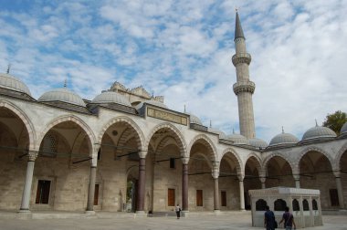 İstanbul 'un (Türkiye) başlıca yerleri ve anıtlarının manzarası. Süleyman Camii. Minare