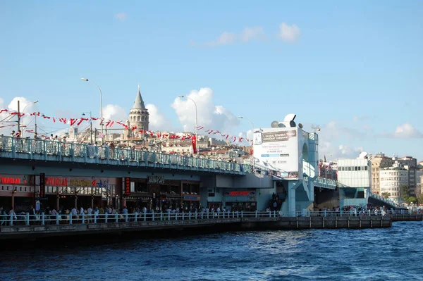 İstanbul 'un (Türkiye) başlıca yerleri ve anıtlarının manzarası. Galata Köprüsü