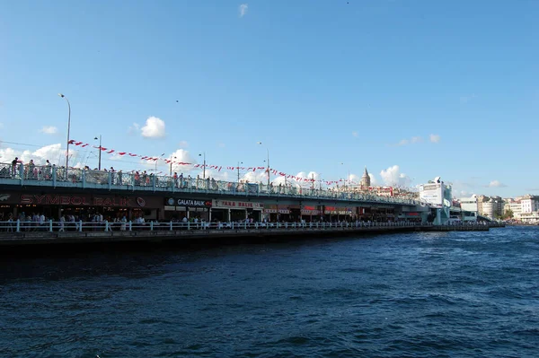 İstanbul 'un (Türkiye) başlıca yerleri ve anıtlarının manzarası. Galata Köprüsü
