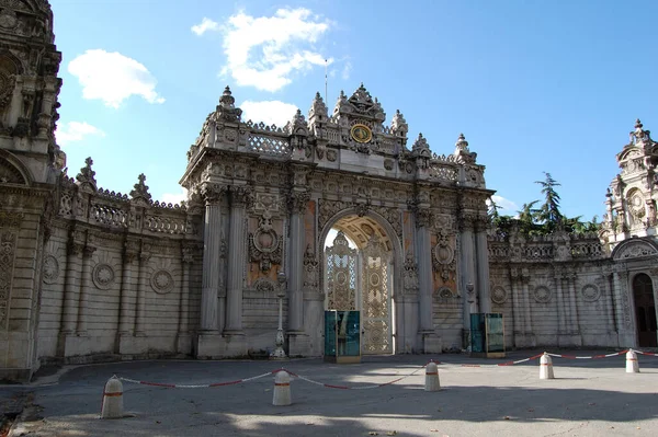 İstanbul 'un (Türkiye) başlıca yer ve eserlerinin manzarası: Dolmabahce Sarayı
