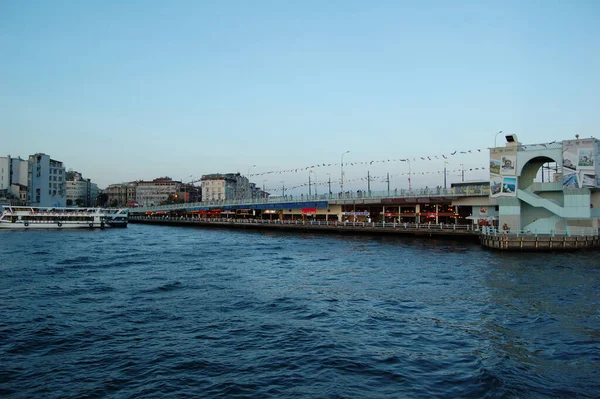 İstanbul (Türkiye). Boğaz 'da gece gezisi. Altın Boynuz. Aydınlatılmış Galata Köprüsü. Gün doğumu
