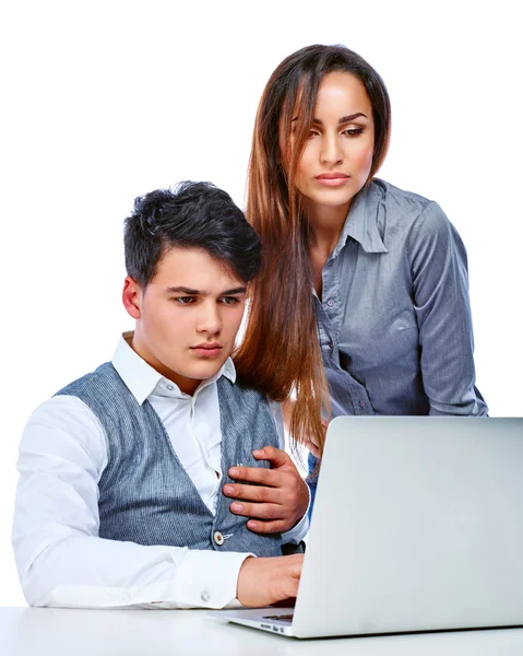 Atrakcyjna para młodych patrząc na laptopa. Na białym tle — Zdjęcie stockowe