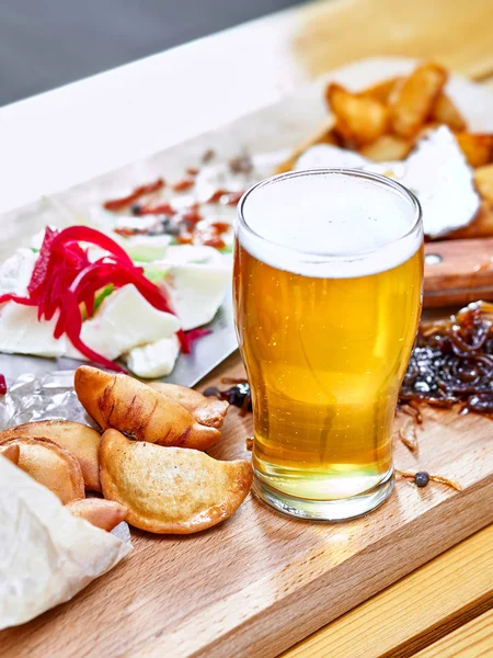 Beer with fried dumplings and cheese with grated beetroot — Stock Photo, Image