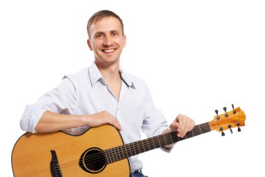 Adam beyaz arka plan üzerinde izole akustik gitar ile gülümseyen portresi
