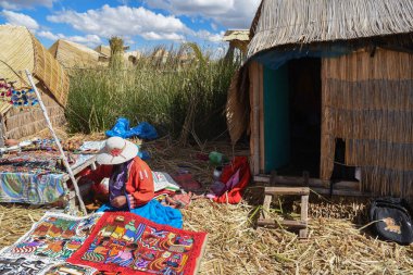 Titicaca Gölü 'nde yüzen adalarda kulübelerde yaşayan yerli.