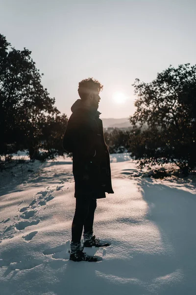 Silueta Hombre Montaña Nieve Atardecer — Foto de Stock