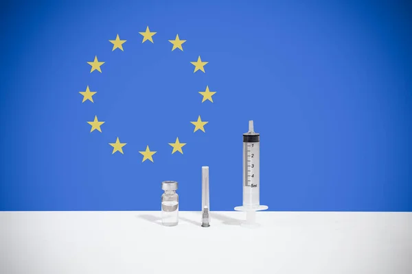 Európai Unió Zászlaja Amely Covid Elleni Globális Vakcinázási Kampányt Szemlélteti — Stock Fotó