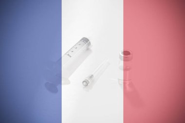 Covid-19 'a karşı küresel aşı kampanyasını gösteren Fransa Bayrağı. Salgın Virüsü