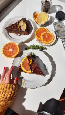 Çikolatalı kek ve portakallı lezzetli kahvaltı.