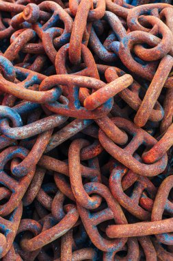 Paslanmış prangalar yığılmış.