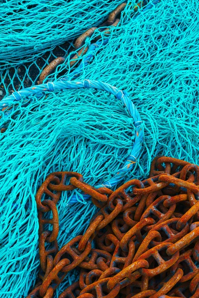 Mavi Balıkçı Ağındaki Paslı Prangalar — Stok fotoğraf
