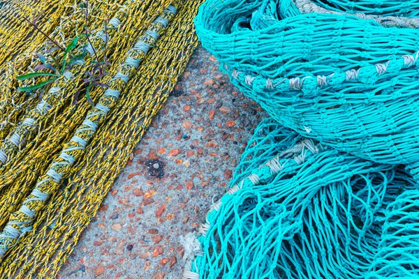 Betonun Üzerinde Turkuaz Mavi Yeşil Balıkçı Ağı — Stok fotoğraf