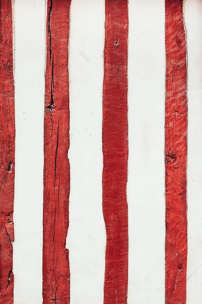 Ahşap ve taş duvar zemininde kırmızı ahşap kirişler