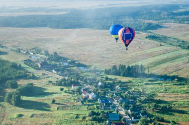 Sıcak hava balonu gökyüzünde