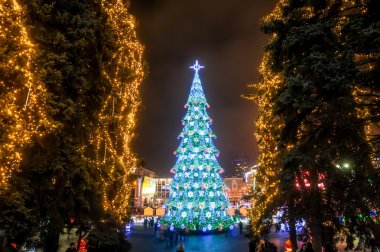 Yeni yıl ağacı ve dekore edilmiş ağaç Noel Fuarı