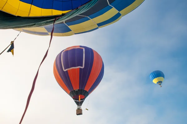 Heißluftballon am Himmel — Stockfoto