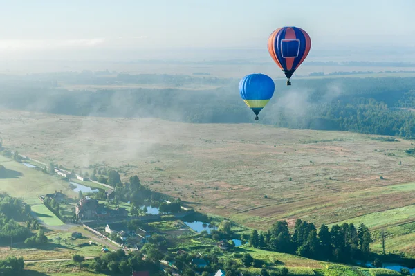 Heißluftballon am Himmel — Stockfoto