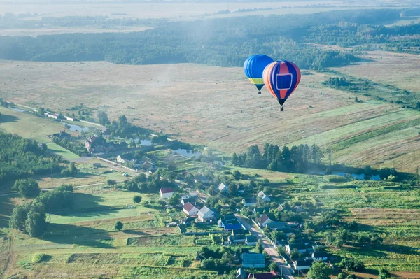 Heißluftballon am Himmel — Stockfoto