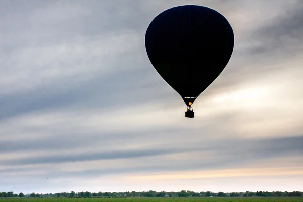 Heißluftballon fliegt über Land — Stockfoto