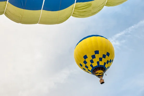 Heißluftballon am Himmel — Stockfoto