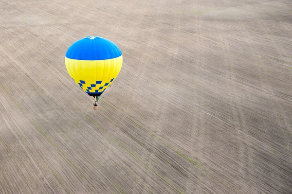 Heißluftballon fliegt über Land — Stockfoto