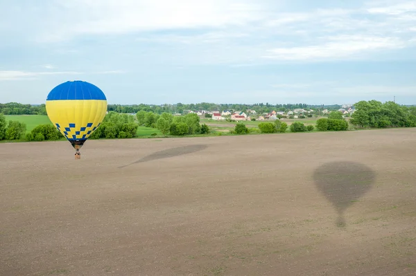 Heißluftballon fliegt über Land — Stockfoto