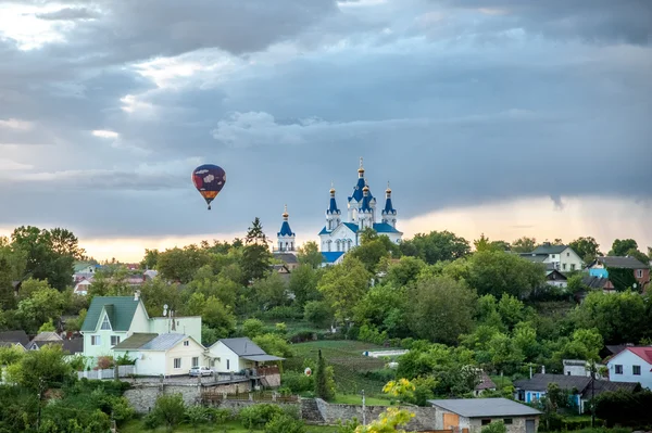 Vol en montgolfière au-dessus de Kamyanets-Podilsky Image En Vente