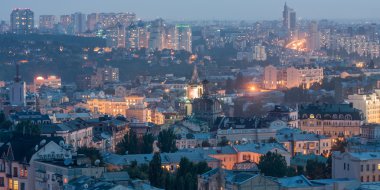 Alacakaranlık Kiev kentine çatı görünümü