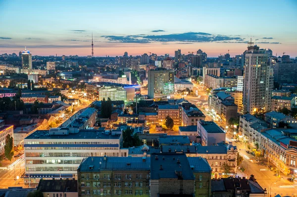 La vista serale sul tetto della città di Kiev — Foto Stock