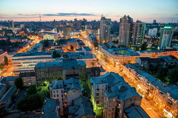 A vista para o telhado da noite para a cidade de Kiev — Fotografia de Stock