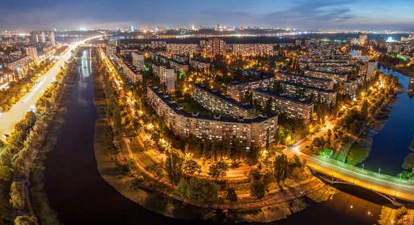 Grande città al crepuscolo — Foto Stock