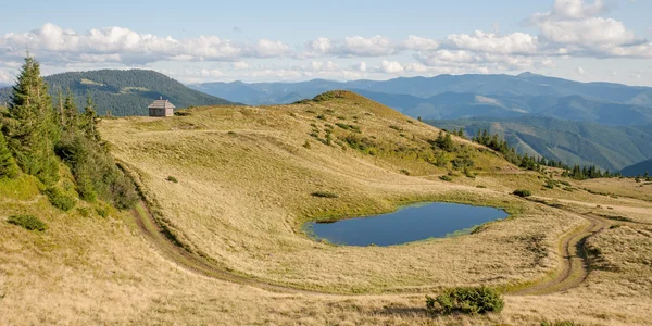 Lac alpin sur la prairie — Photo