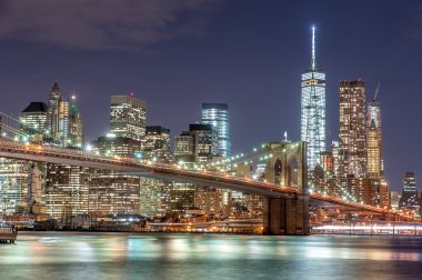 Brooklyn Köprüsü ve New York City Downtown'da alacakaranlık