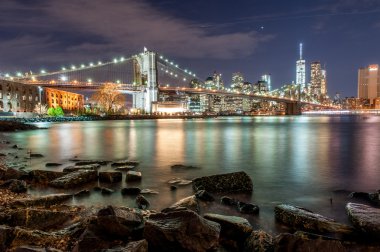 Brooklyn Köprüsü ve New York City Downtown'da alacakaranlık