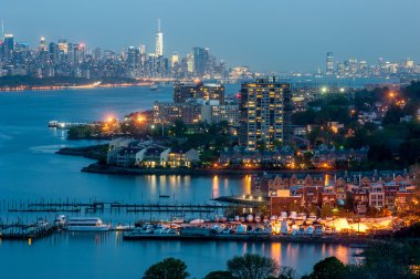 New York şehrinde şehir merkezinde alacakaranlık