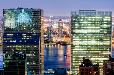 New York gökdelen alacakaranlıkta