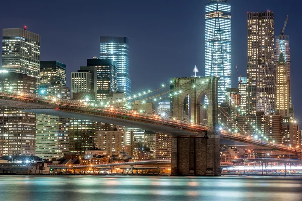 Brooklyn bridge und new york city downtown im dämmerlicht — Stockfoto