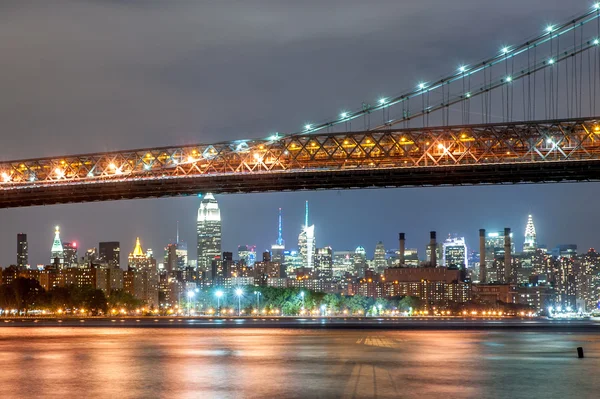 สะพานวิลเลียมส์เบิร์กและเมดทาวน์ตะวันออกในนิวยอร์ก — ภาพถ่ายสต็อก
