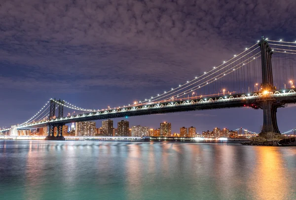 Le pont de Manhattan au crépuscule Image En Vente