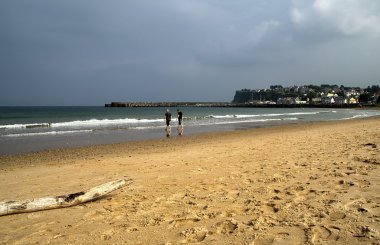 Ballycastle Beach, Co. Antrim Kuzey İrlanda üzerinde geziniyor Çift