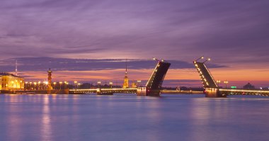 Saint-Petersburg, Rusya 'da geceleyin yükseltilmiş saray köprüsü.