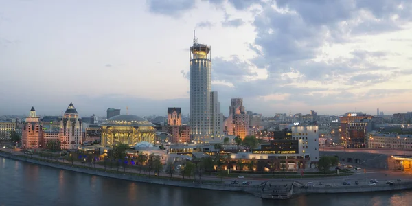 İş ve kültür karmaşık Riverside towers