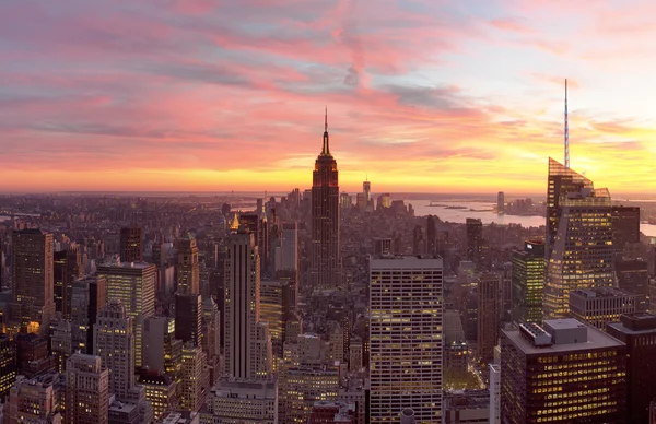 New York City Manhattan Skyline bei Sonnenuntergang mit Empire State Building — Stockfoto